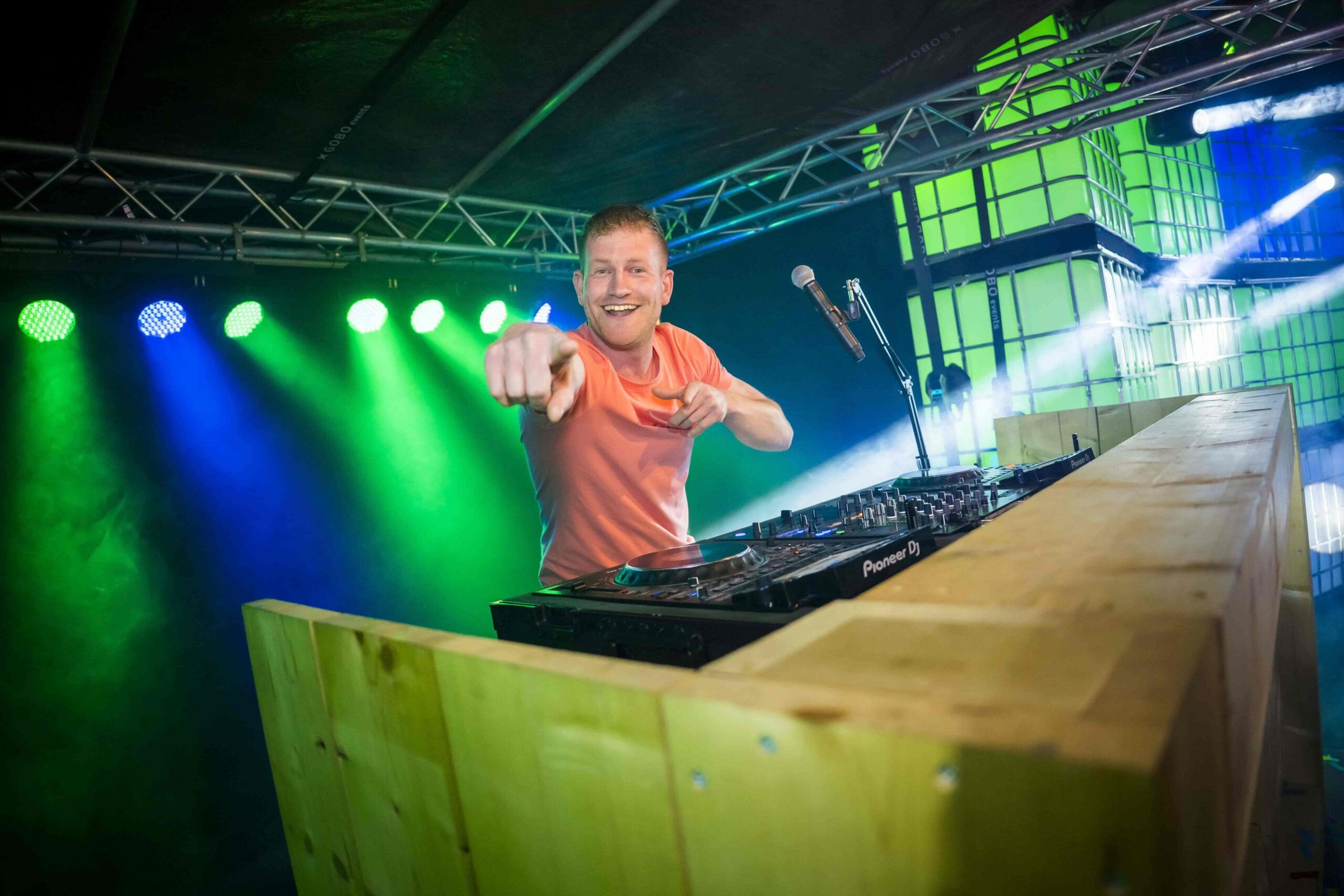 Feest DJ Houtum achter de draaitafels